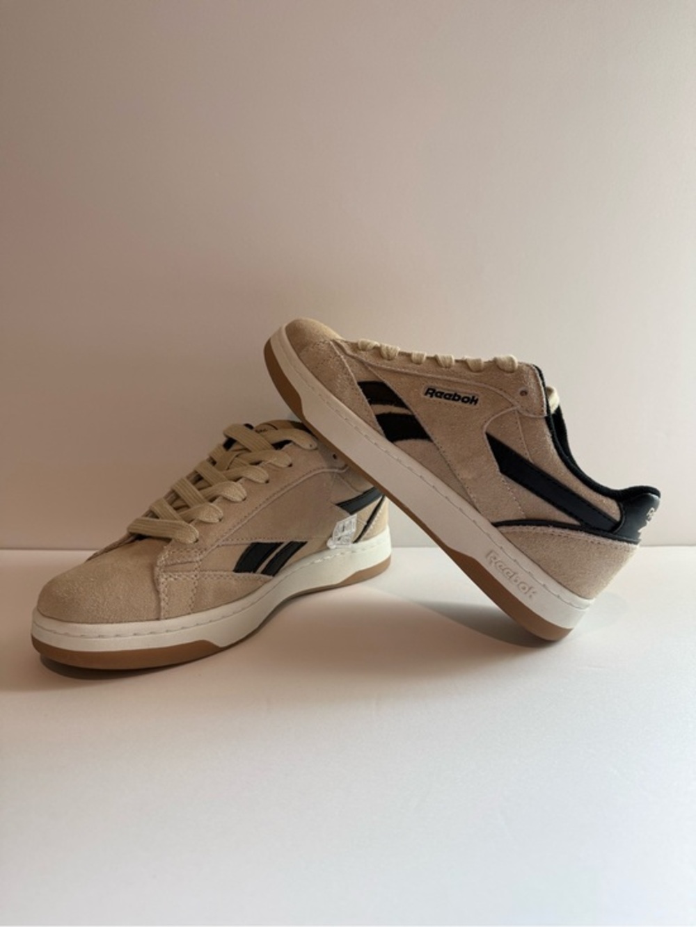 Reebok Unisex Sneakers Size 8 (25 cm) Beige & Black – New Without Box